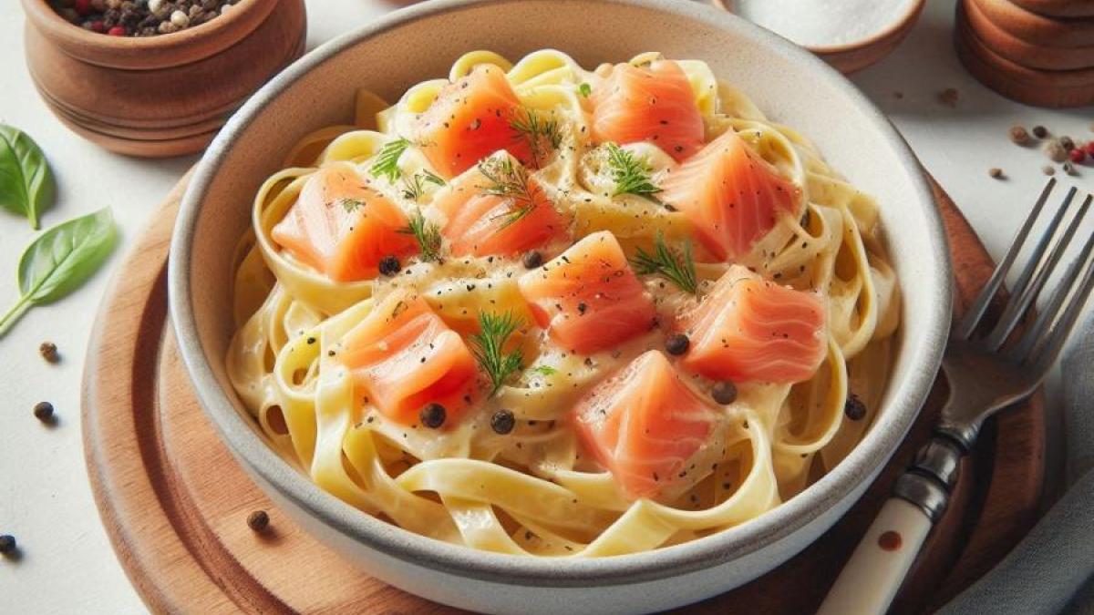 Fettuccine alfredo with smoked salmon