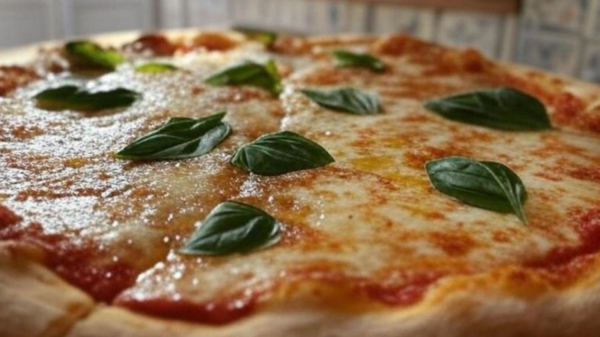 Classic Margherita Pizza with Fresh Basil