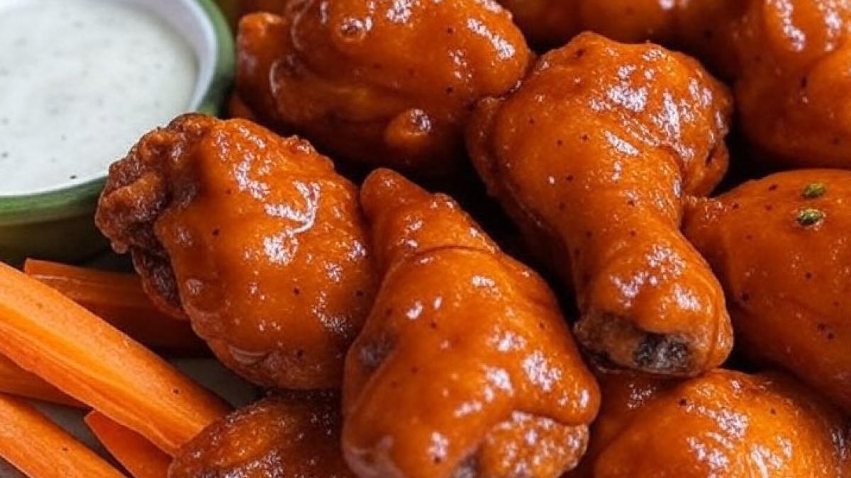Easy Chicken Wings with Buffalo Sauce