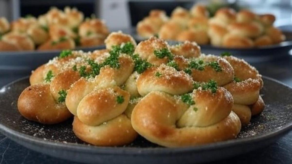 Easy Garlic Knots: Soft and Buttery